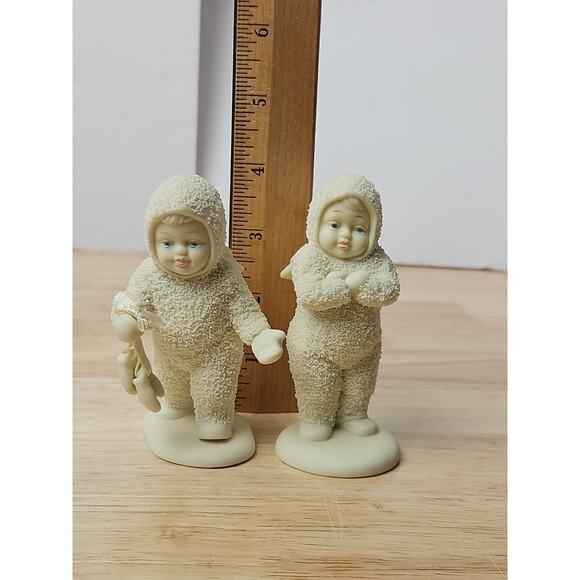 Dept 56 Winter Tales Of The Snowberries "I Found Your Mittens!" Set Of Two - Picture 13 of 13